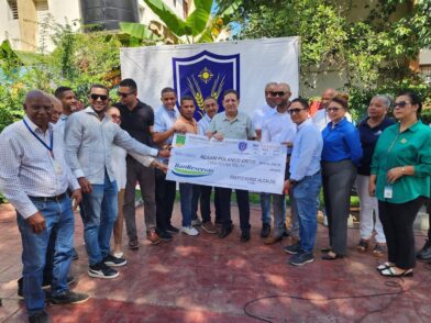 Alcalde Eberto Núñez da primer picazo para construir glorieta en parque de Los Maestros en Bonao