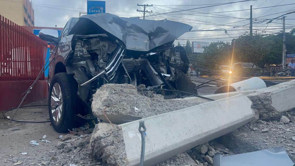 Accidente Santiago: yipeta derriba dos postes eléctricos y provoca explosiones en la avenida Estrella Sadhalá
