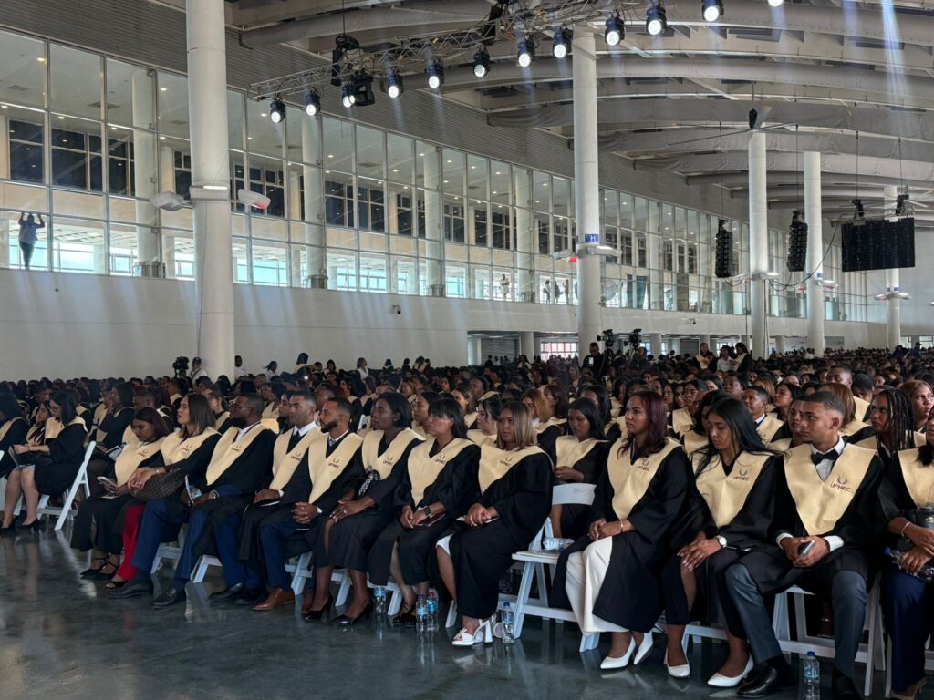 UFHEC gradúa 1,747 nuevos profesionales y los exhorta a ejercer con ética y compromiso social