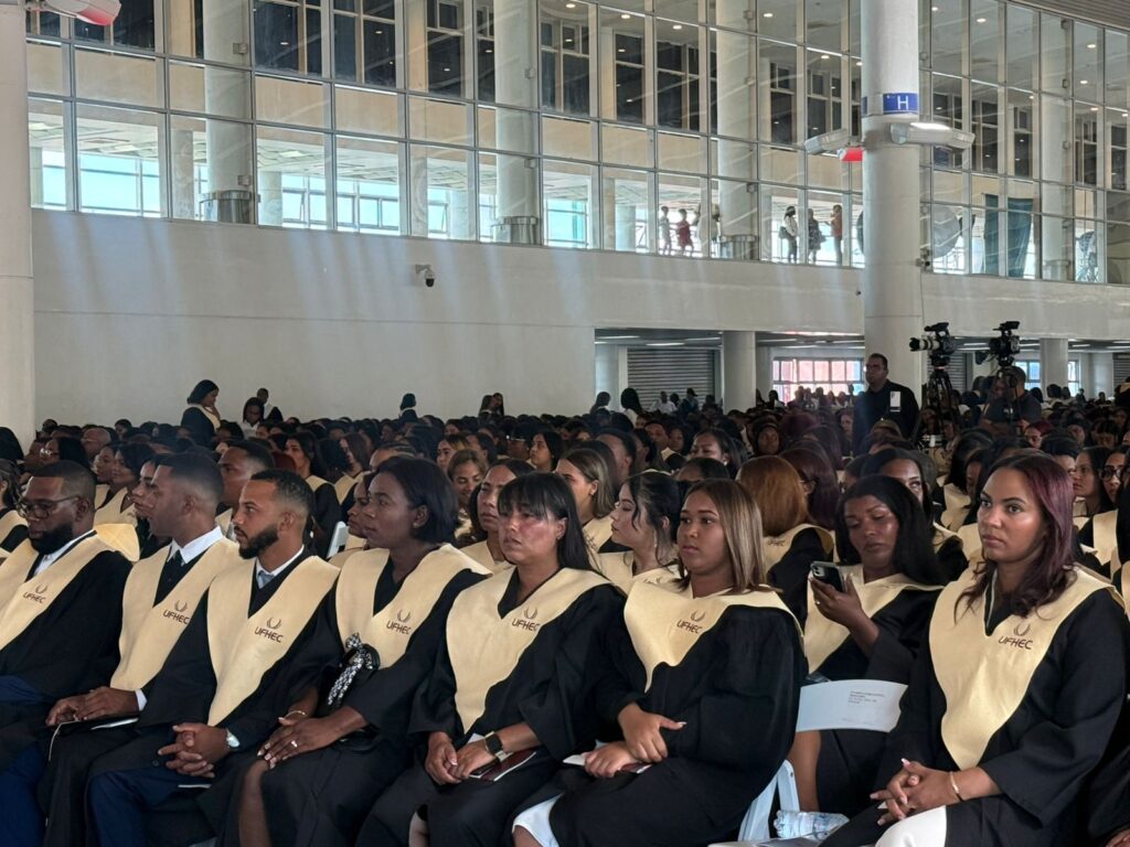 UFHEC gradúa 1,747 nuevos profesionales y los exhorta a ejercer con ética y compromiso social