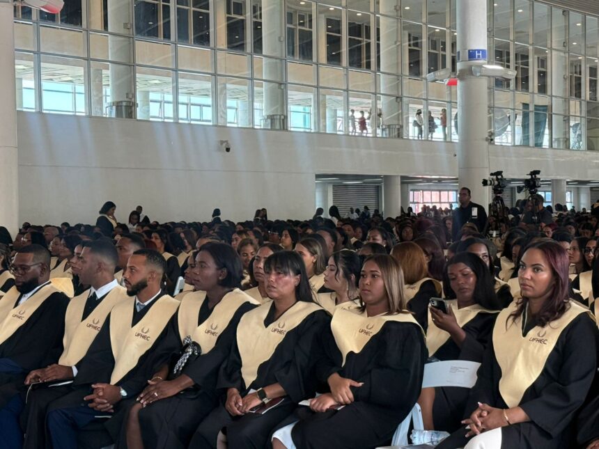 UFHEC gradúa 1,747 nuevos profesionales y los exhorta a ejercer con ética y compromiso social