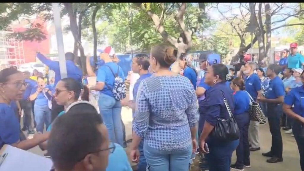 ADP amenaza con paros escalonados por escuelas sin terminar en Santiago