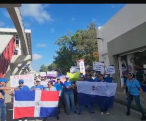 ADP amenaza con paros escalonados por escuelas sin terminar en Santiago