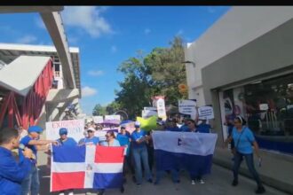 ADP amenaza con paros escalonados por escuelas sin terminar en Santiago