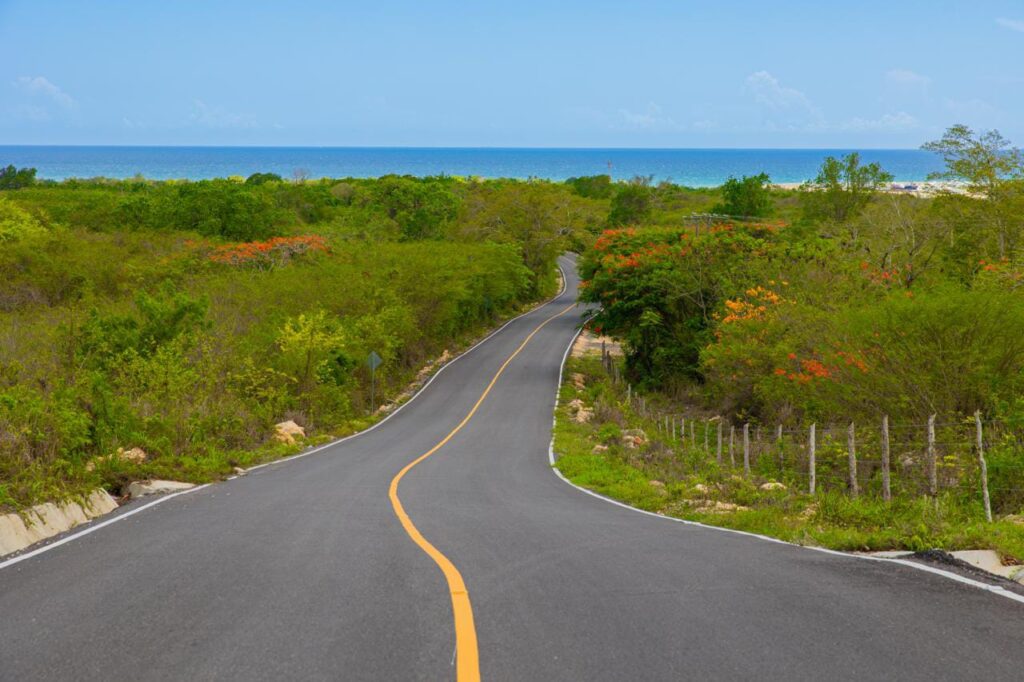 Abinader inaugura carretera de Boca de Chavón tras 25 años de espera