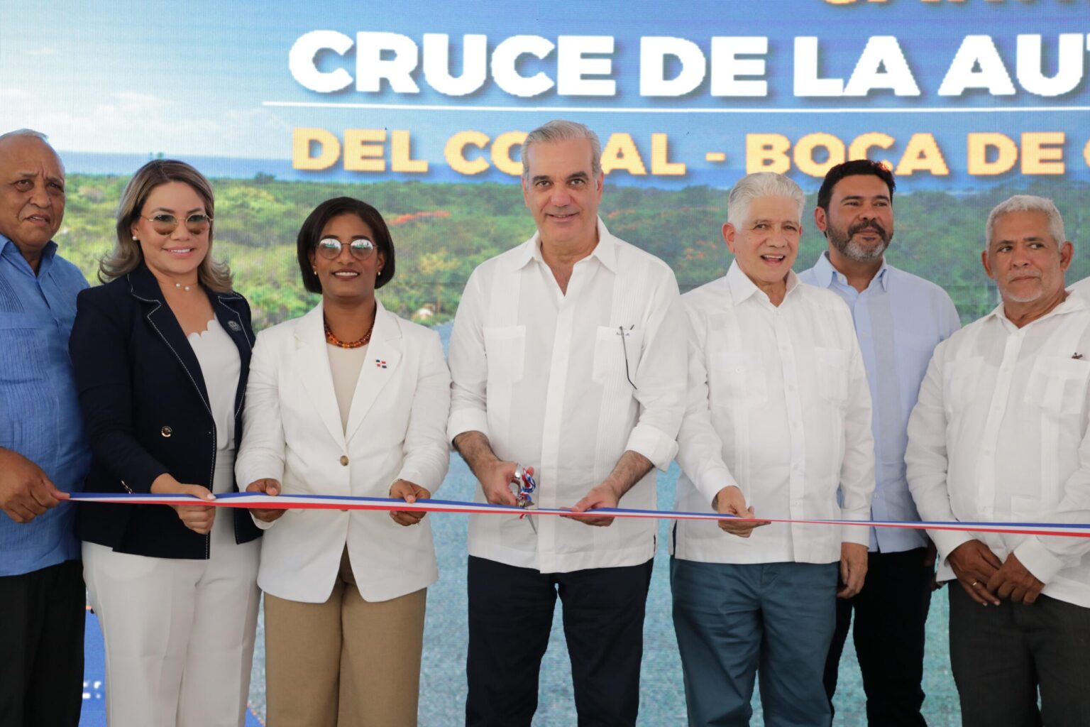 Abinader inaugura carretera de Boca de Chavón tras 25 años de espera
