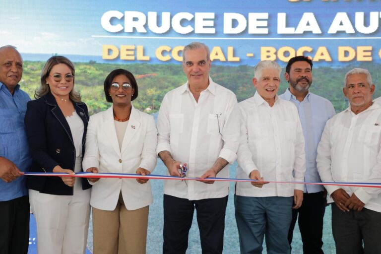 Abinader inaugura carretera de Boca de Chavón tras 25 años de espera