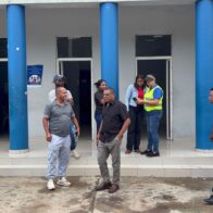 Detienen conductor tras impedir el paso de autobús escolar con 18 estudiantes en Bayaguana Bayaguana, Monte Plata.– Las autoridades detuvieron a un conductor señalado por obstaculizar durante aproximadamente 25 minutos el desplazamiento de un autobús del Transporte Escolar (TRAE) que llevaba a bordo a 18 estudiantes. El incidente se registró en las inmediaciones del parquecito de Pilanconcito, donde ambos vehículos coincidieron mientras realizaban una maniobra de giro. Autobús quedó sin poder continuar De acuerdo con el testimonio del chofer del transporte escolar, el automóvil quedó colocado de manera que impedía el avance del autobús, pese a que este ya se encontraba incorporado a la vía. El conductor del TRAE explicó que realizó varias señales y solicitó espacio para continuar su recorrido, tomando en cuenta que transportaba a un grupo de estudiantes. Sin embargo, aseguró que el otro conductor se negó a facilitarle el paso. La situación se extendió por cerca de 25 minutos, mientras los 18 estudiantes permanecían dentro del autobús a la espera de que se despejara la vía. Autoridades intervienen Tras el incidente, las autoridades procedieron con la detención del conductor involucrado. Hasta el momento no se han ofrecido mayores detalles sobre las medidas que podrían adoptarse en su contra. El caso ha llamado la atención por involucrar un vehículo destinado al transporte de estudiantes y por el tiempo durante el cual permaneció interrumpido su recorrido.