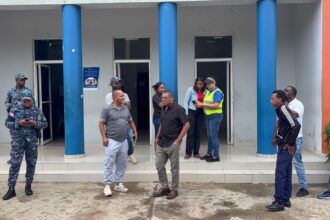 Detienen conductor tras impedir el paso de autobús escolar con 18 estudiantes en Bayaguana Bayaguana, Monte Plata.– Las autoridades detuvieron a un conductor señalado por obstaculizar durante aproximadamente 25 minutos el desplazamiento de un autobús del Transporte Escolar (TRAE) que llevaba a bordo a 18 estudiantes. El incidente se registró en las inmediaciones del parquecito de Pilanconcito, donde ambos vehículos coincidieron mientras realizaban una maniobra de giro. Autobús quedó sin poder continuar De acuerdo con el testimonio del chofer del transporte escolar, el automóvil quedó colocado de manera que impedía el avance del autobús, pese a que este ya se encontraba incorporado a la vía. El conductor del TRAE explicó que realizó varias señales y solicitó espacio para continuar su recorrido, tomando en cuenta que transportaba a un grupo de estudiantes. Sin embargo, aseguró que el otro conductor se negó a facilitarle el paso. La situación se extendió por cerca de 25 minutos, mientras los 18 estudiantes permanecían dentro del autobús a la espera de que se despejara la vía. Autoridades intervienen Tras el incidente, las autoridades procedieron con la detención del conductor involucrado. Hasta el momento no se han ofrecido mayores detalles sobre las medidas que podrían adoptarse en su contra. El caso ha llamado la atención por involucrar un vehículo destinado al transporte de estudiantes y por el tiempo durante el cual permaneció interrumpido su recorrido.