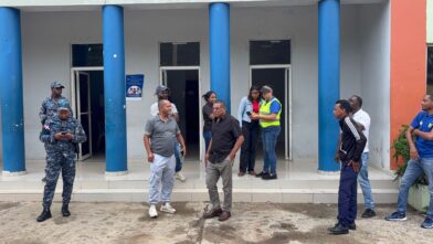 Detienen conductor tras impedir el paso de autobús escolar con 18 estudiantes en Bayaguana Bayaguana, Monte Plata.– Las autoridades detuvieron a un conductor señalado por obstaculizar durante aproximadamente 25 minutos el desplazamiento de un autobús del Transporte Escolar (TRAE) que llevaba a bordo a 18 estudiantes. El incidente se registró en las inmediaciones del parquecito de Pilanconcito, donde ambos vehículos coincidieron mientras realizaban una maniobra de giro. Autobús quedó sin poder continuar De acuerdo con el testimonio del chofer del transporte escolar, el automóvil quedó colocado de manera que impedía el avance del autobús, pese a que este ya se encontraba incorporado a la vía. El conductor del TRAE explicó que realizó varias señales y solicitó espacio para continuar su recorrido, tomando en cuenta que transportaba a un grupo de estudiantes. Sin embargo, aseguró que el otro conductor se negó a facilitarle el paso. La situación se extendió por cerca de 25 minutos, mientras los 18 estudiantes permanecían dentro del autobús a la espera de que se despejara la vía. Autoridades intervienen Tras el incidente, las autoridades procedieron con la detención del conductor involucrado. Hasta el momento no se han ofrecido mayores detalles sobre las medidas que podrían adoptarse en su contra. El caso ha llamado la atención por involucrar un vehículo destinado al transporte de estudiantes y por el tiempo durante el cual permaneció interrumpido su recorrido.