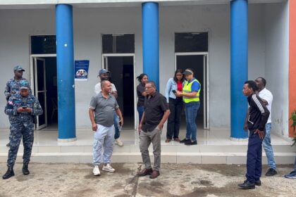 Detienen conductor tras impedir el paso de autobús escolar con 18 estudiantes en Bayaguana Bayaguana, Monte Plata.– Las autoridades detuvieron a un conductor señalado por obstaculizar durante aproximadamente 25 minutos el desplazamiento de un autobús del Transporte Escolar (TRAE) que llevaba a bordo a 18 estudiantes. El incidente se registró en las inmediaciones del parquecito de Pilanconcito, donde ambos vehículos coincidieron mientras realizaban una maniobra de giro. Autobús quedó sin poder continuar De acuerdo con el testimonio del chofer del transporte escolar, el automóvil quedó colocado de manera que impedía el avance del autobús, pese a que este ya se encontraba incorporado a la vía. El conductor del TRAE explicó que realizó varias señales y solicitó espacio para continuar su recorrido, tomando en cuenta que transportaba a un grupo de estudiantes. Sin embargo, aseguró que el otro conductor se negó a facilitarle el paso. La situación se extendió por cerca de 25 minutos, mientras los 18 estudiantes permanecían dentro del autobús a la espera de que se despejara la vía. Autoridades intervienen Tras el incidente, las autoridades procedieron con la detención del conductor involucrado. Hasta el momento no se han ofrecido mayores detalles sobre las medidas que podrían adoptarse en su contra. El caso ha llamado la atención por involucrar un vehículo destinado al transporte de estudiantes y por el tiempo durante el cual permaneció interrumpido su recorrido.