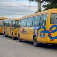 Conductor bloquea por más de 25 minutos autobús escolar con 18 estudiantes a bordo en Bayaguana