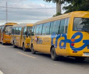 Conductor bloquea por más de 25 minutos autobús escolar con 18 estudiantes a bordo en Bayaguana