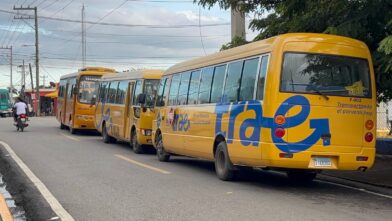 Conductor bloquea por más de 25 minutos autobús escolar con 18 estudiantes a bordo en Bayaguana