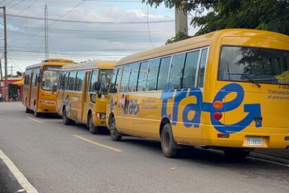 Conductor bloquea por más de 25 minutos autobús escolar con 18 estudiantes a bordo en Bayaguana