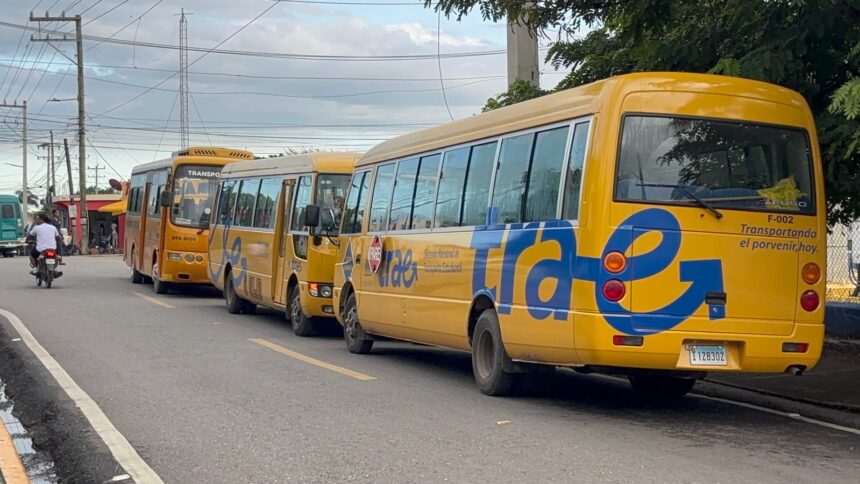 Conductor bloquea por más de 25 minutos autobús escolar con 18 estudiantes a bordo en Bayaguana