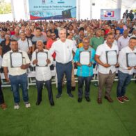 Abinader entrega 1,750 títulos de propiedad en Los Alcarrizos