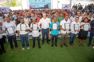 Abinader entrega 1,750 títulos de propiedad en Los Alcarrizos