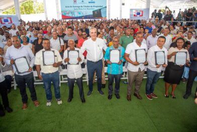 Abinader entrega 1,750 títulos de propiedad en Los Alcarrizos