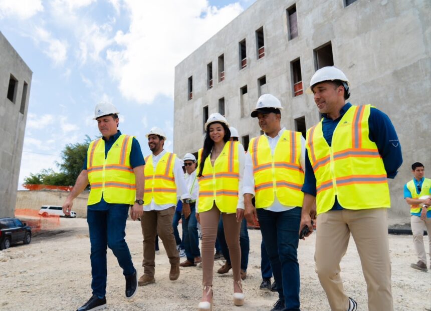 Ministro Rodríguez y procuradora supervisan construcción de la Ciudad Judicial de SDO