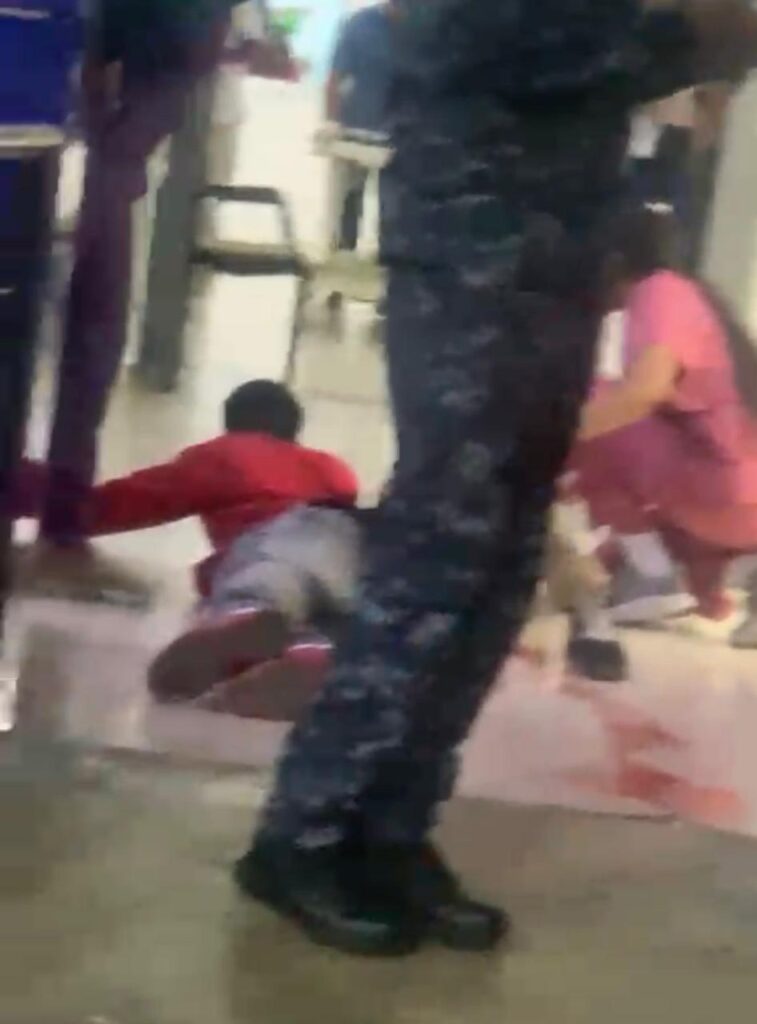 Agente policial balea a dos presuntos atracadores tras atraco en Santiago