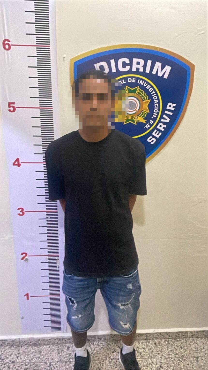 Policía Nacional apresa a hombre mediante orden judicial por tentativa de homicidio y le ocupa arma de fuego en La Vega