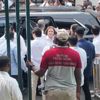Carolina Mejía llega con su hijo Juan Garrigó a la convención nacional del PRM