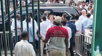 Carolina Mejía llega con su hijo Juan Garrigó a la convención nacional del PRM