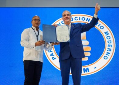 Luis Abinader es juramentado como presidente del PRM para el período 2026-2030