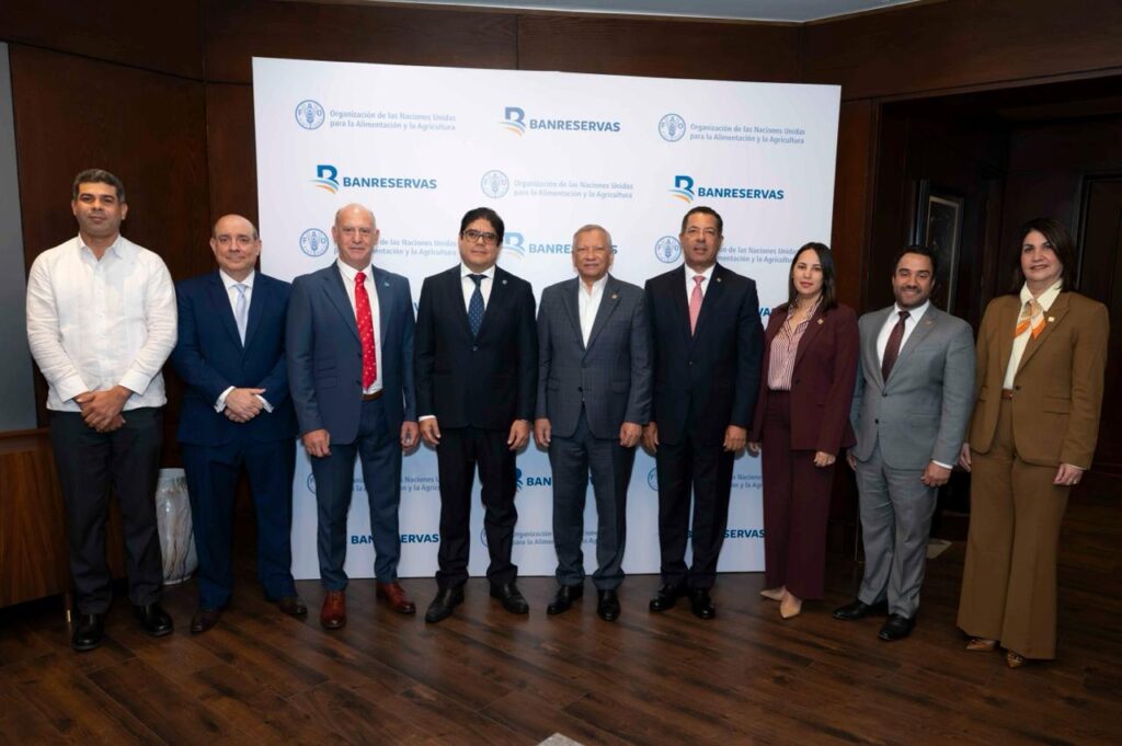 El representante de la FAO en República Dominicana, Rodrigo Castañeda; y el presidente ejecutivo de Banreservas, doctor Leonardo Aguilera