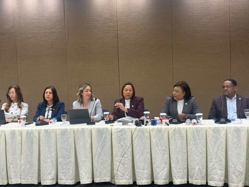 Congreso y Ministerio de la Mujer buscan unificar proyectos para crear la “Ley Mirabal” contra violencia hacia las mujeres