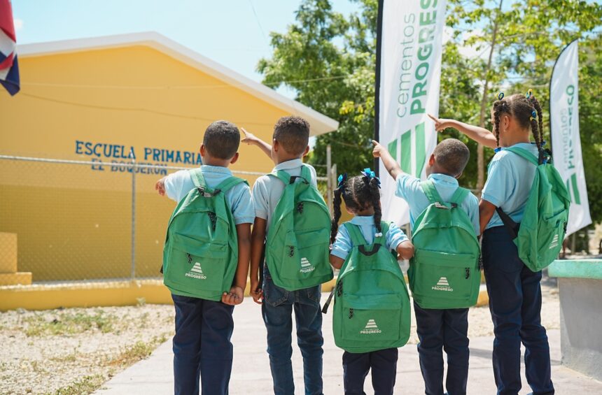 Cementos Progreso Dominicana entrega kits escolares a 2,500 niños