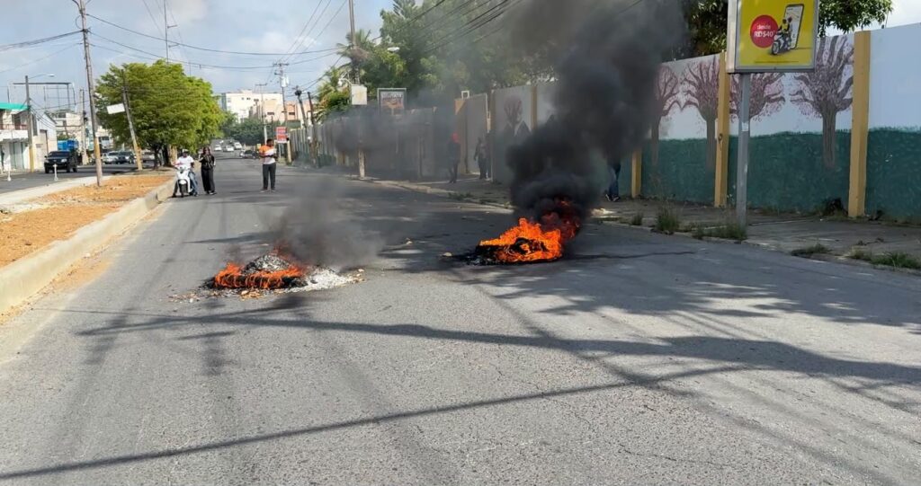 Protesta estudiantil marca inicio del año escolar en liceo Ercilia Pepín de SFM