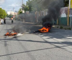 Protesta estudiantil marca inicio del año escolar en liceo Ercilia Pepín de SFM