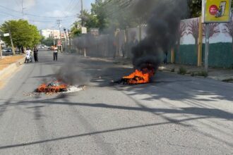 Protesta estudiantil marca inicio del año escolar en liceo Ercilia Pepín de SFM