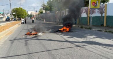 Protesta estudiantil marca inicio del año escolar en liceo Ercilia Pepín de SFM