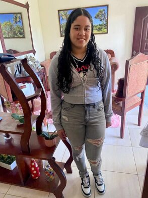 padres denuncian desaparición de su hija tras llevarla al liceo en jarabacoa
