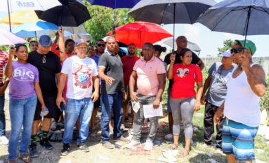 Comunitarios piden concluir la escuela Los Peralejos en Santo Domingo Oeste