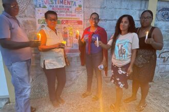 ADP se une a encendido de velas en Villa Riva en demanda de reivindicaciones