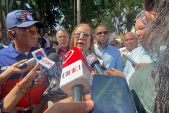 Rosa Santos: “No vamos a poner en riesgo la vida de los niños” y revela graves fallas en escuela de Santiago