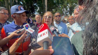 Rosa Santos: “No vamos a poner en riesgo la vida de los niños” y revela graves fallas en escuela de Santiago