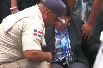 Emergencia real en pleno simulacro: empleada de Contraloría sufre caída y se fractura una rodilla