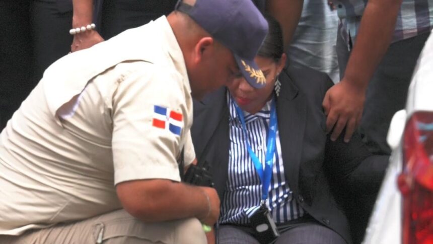 Emergencia real en pleno simulacro: empleada de Contraloría sufre caída y se fractura una rodilla