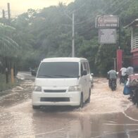 Lluvias complican el tránsito en el sector La Ceiba de Las Terrenas
