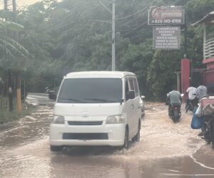 Lluvias complican el tránsito en el sector La Ceiba de Las Terrenas