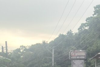 Lluvias complican el tránsito en el sector La Ceiba de Las Terrenas
