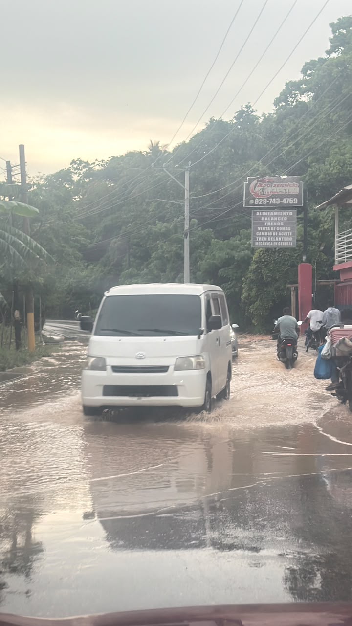 Lluvias complican el tránsito en el sector La Ceiba de Las Terrenas