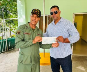 Alcalde de Bayaguana entrega RD$500 mil para techado del Cuerpo de Bomberos