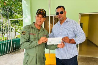 Alcalde de Bayaguana entrega RD$500 mil para techado del Cuerpo de Bomberos