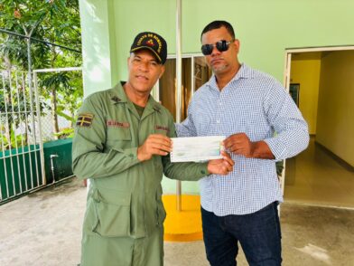 Alcalde de Bayaguana entrega RD$500 mil para techado del Cuerpo de Bomberos